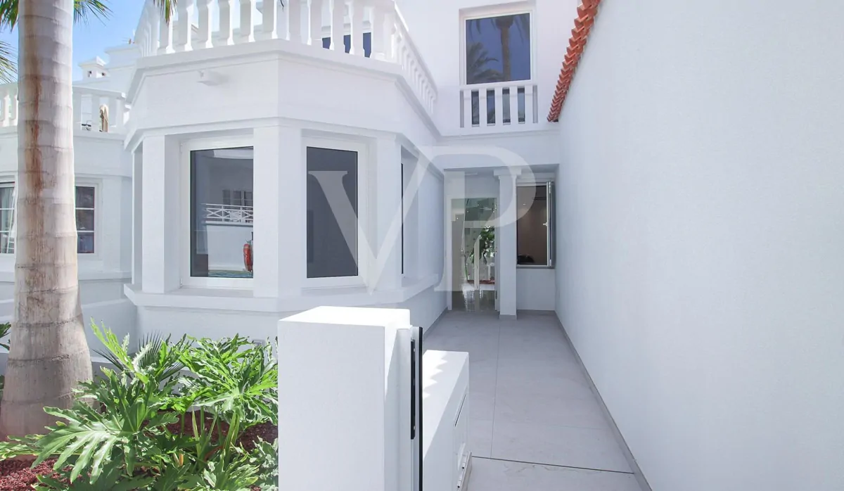 Chalet adosado en primera línea de mar en Playa Fañabe