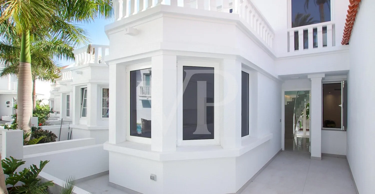 Chalet adosado en primera línea de mar en Playa Fañabe