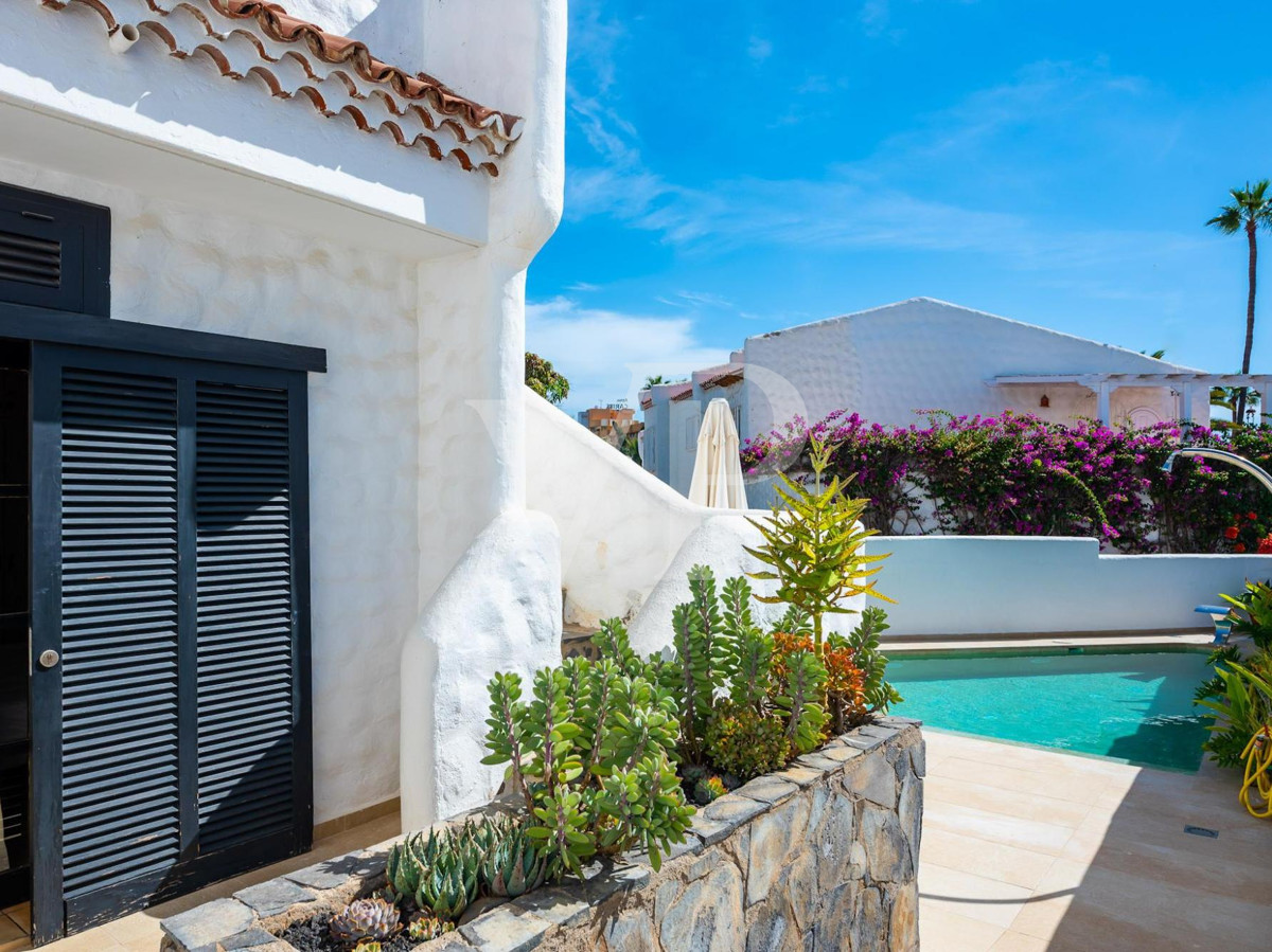 Two fantastic family villas with sea views in Playa de las Américas