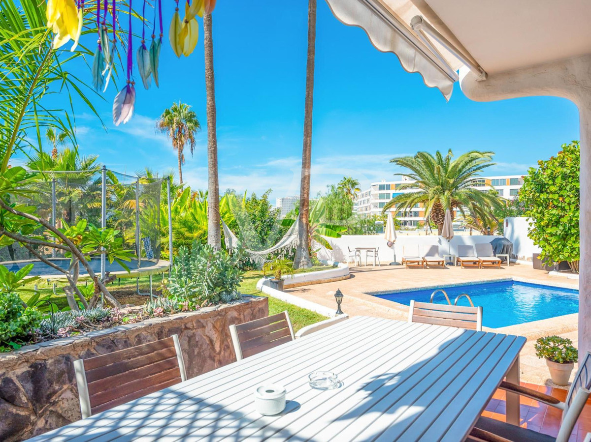 Two fantastic family villas with sea views in Playa de las Américas