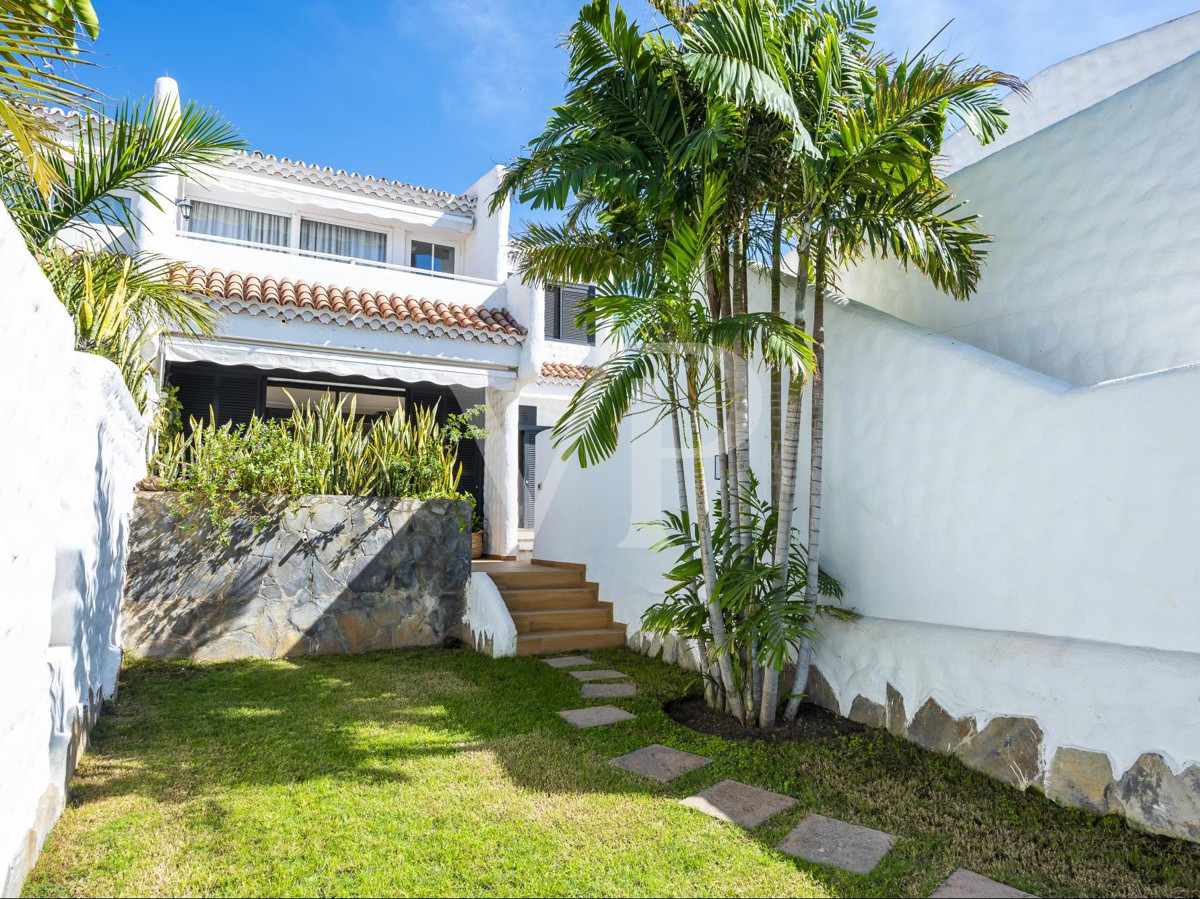 Two fantastic family villas with sea views in Playa de las Américas