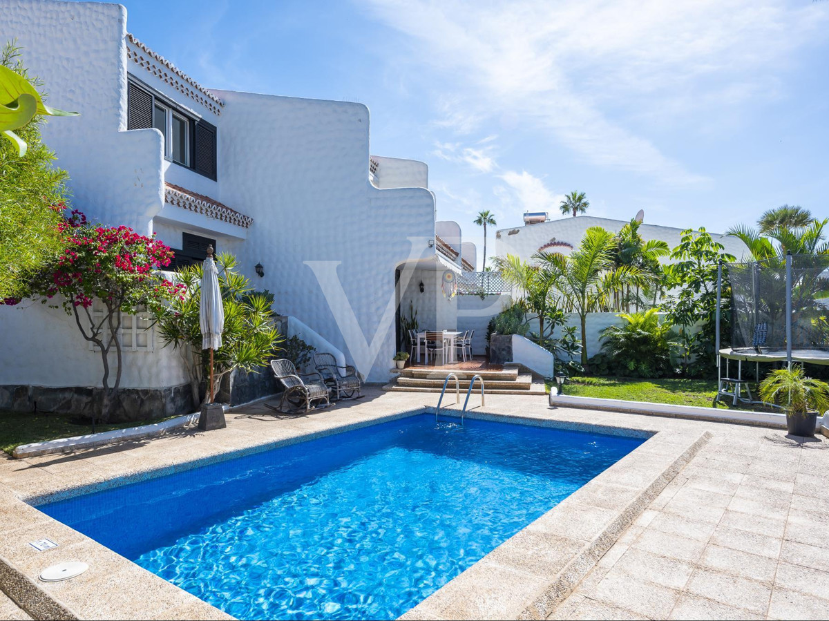 Two fantastic family villas with sea views in Playa de las Américas