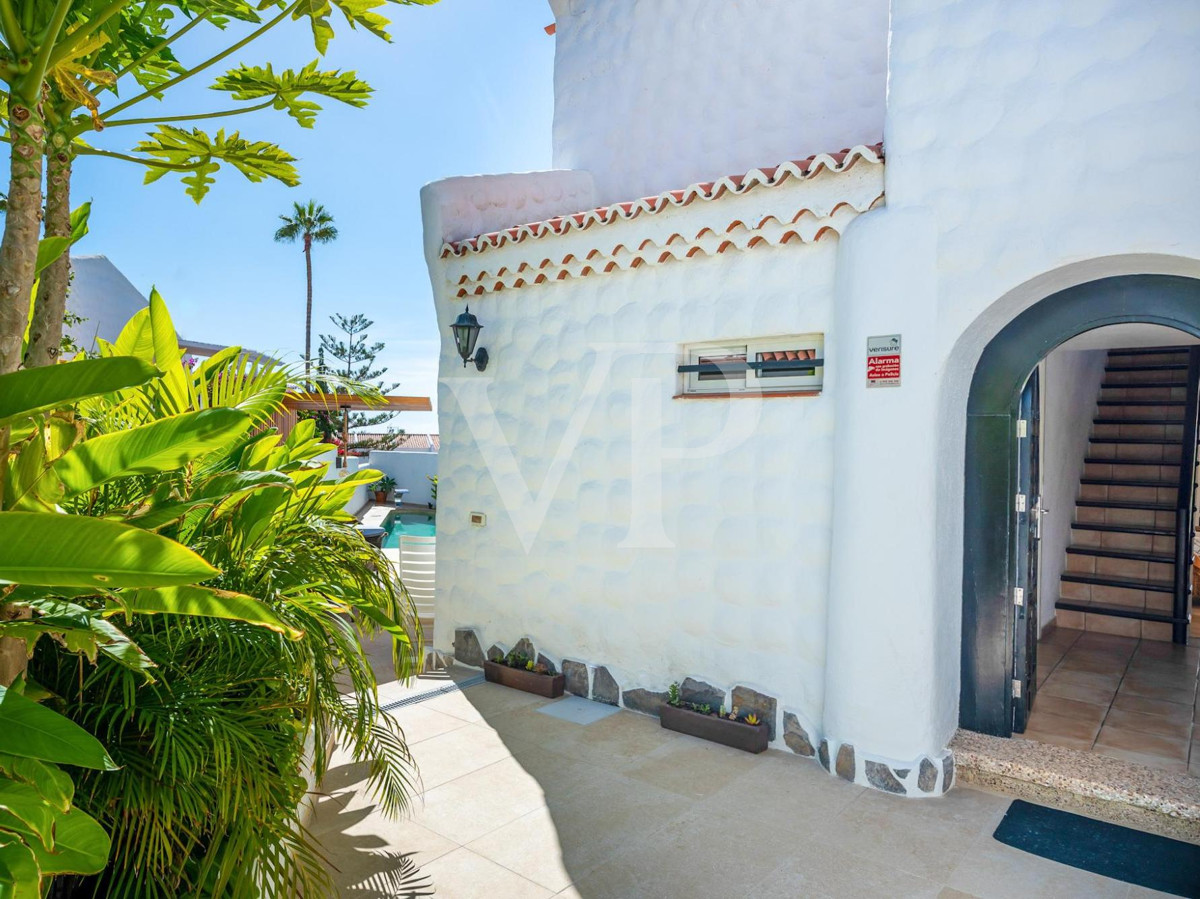 Two fantastic family villas with sea views in Playa de las Américas