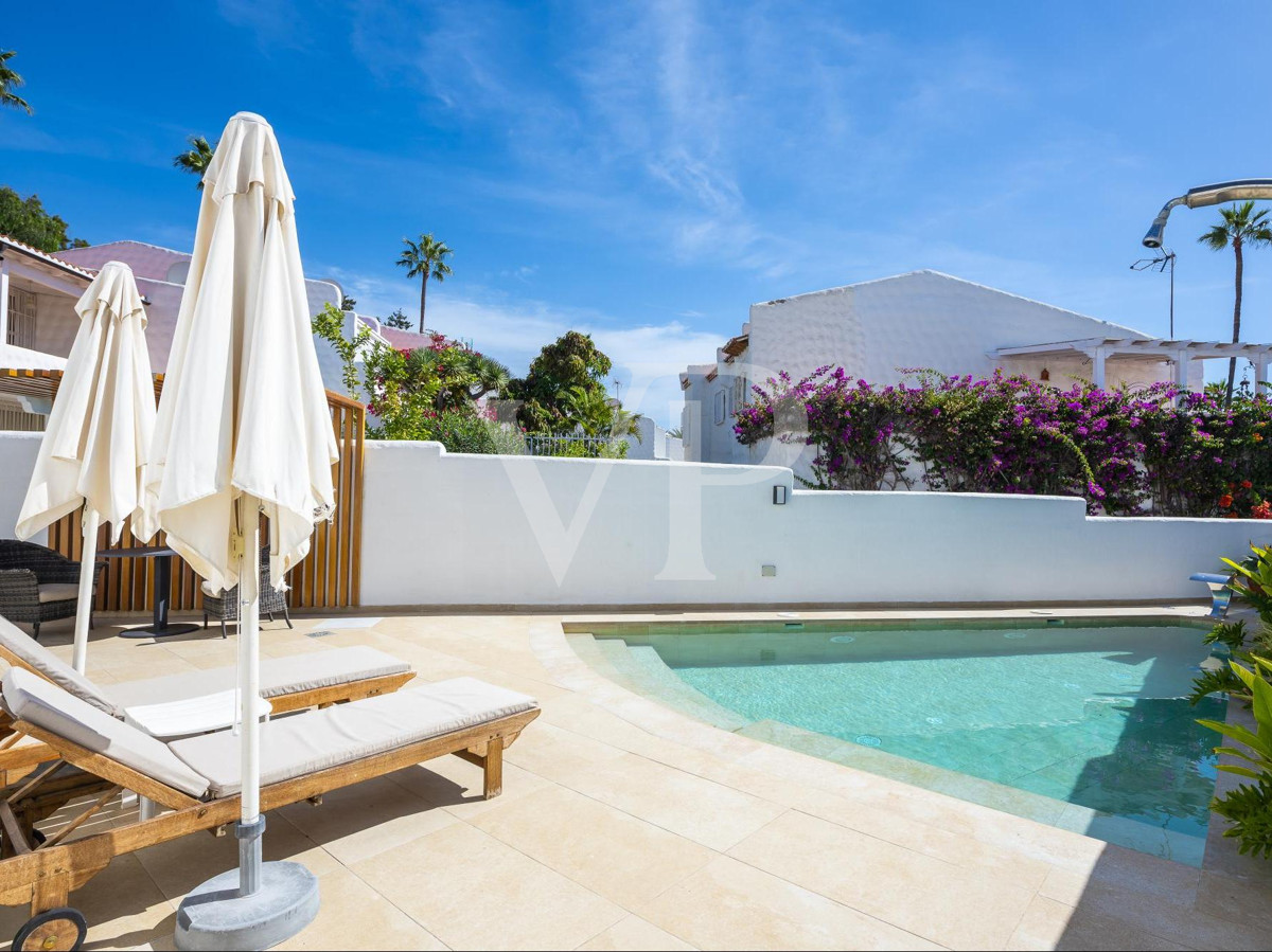 Two fantastic family villas with sea views in Playa de las Américas