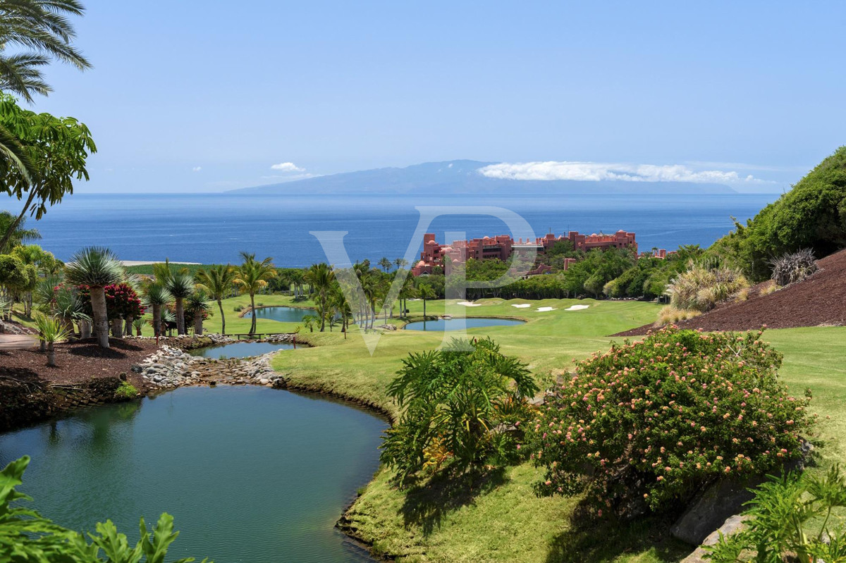 Fantástico ático de esquina con vistas al mar en Abama