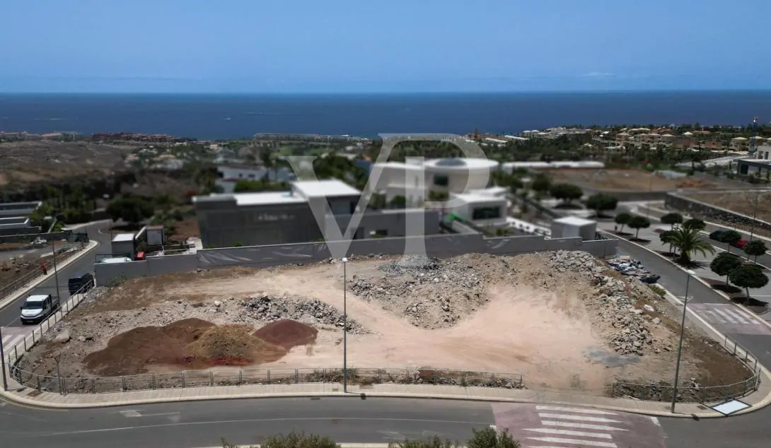 Parcela residencial con licencia y vistas al mar en Golf Costa Adeje