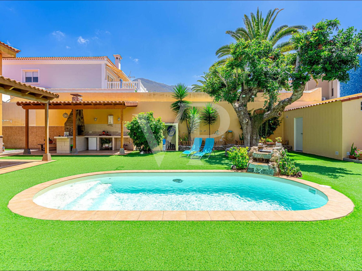 Bonita casa unifamiliar con terraza preciosa en el corazón de Adeje