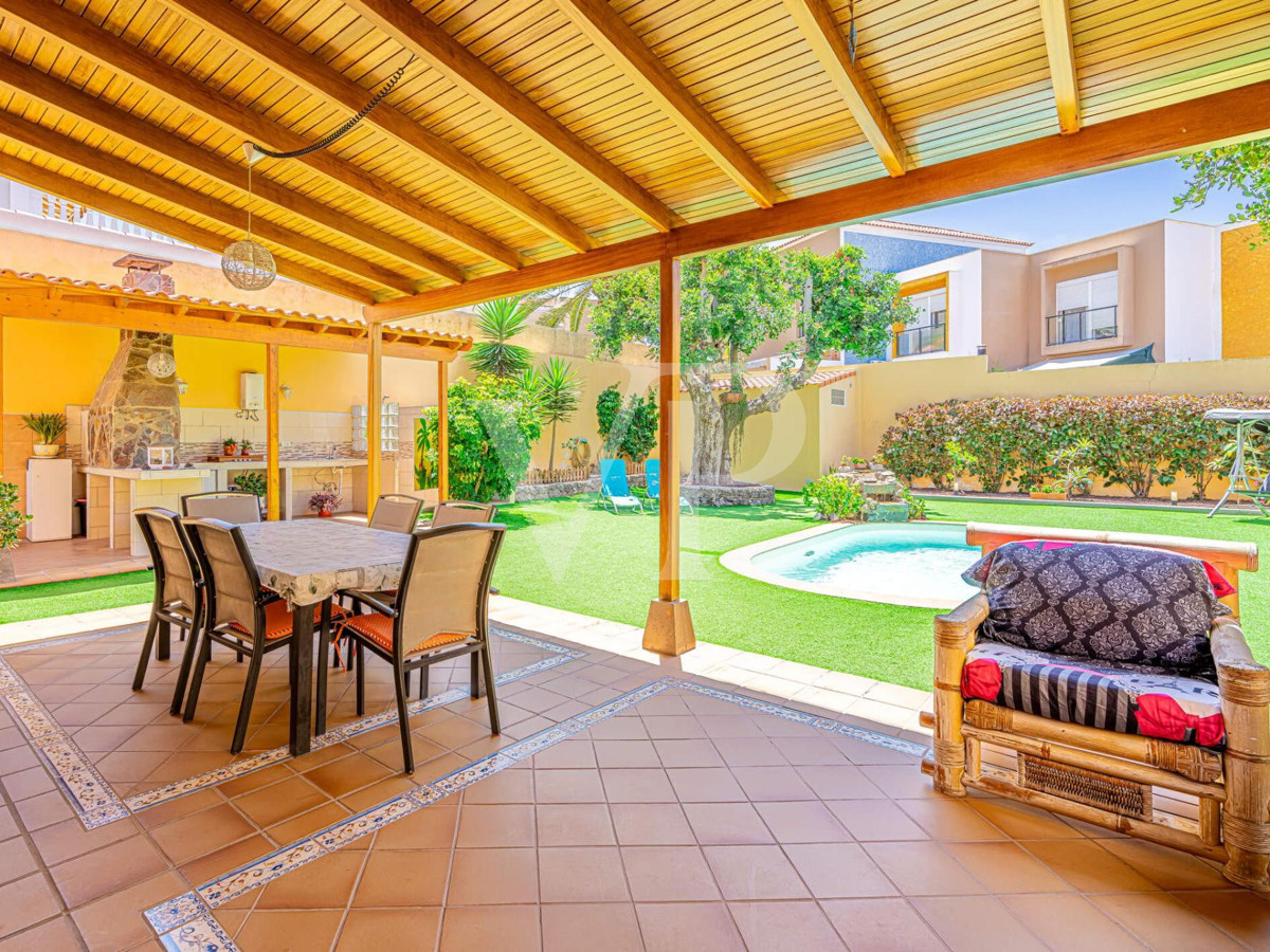 Bonita casa unifamiliar con terraza preciosa en el corazón de Adeje