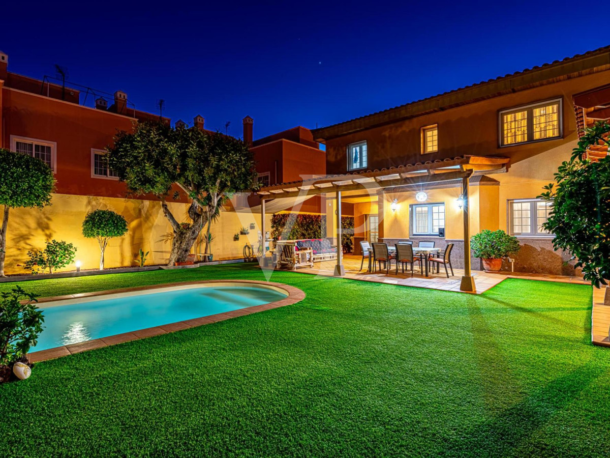 Bonita casa unifamiliar con terraza preciosa en el corazón de Adeje