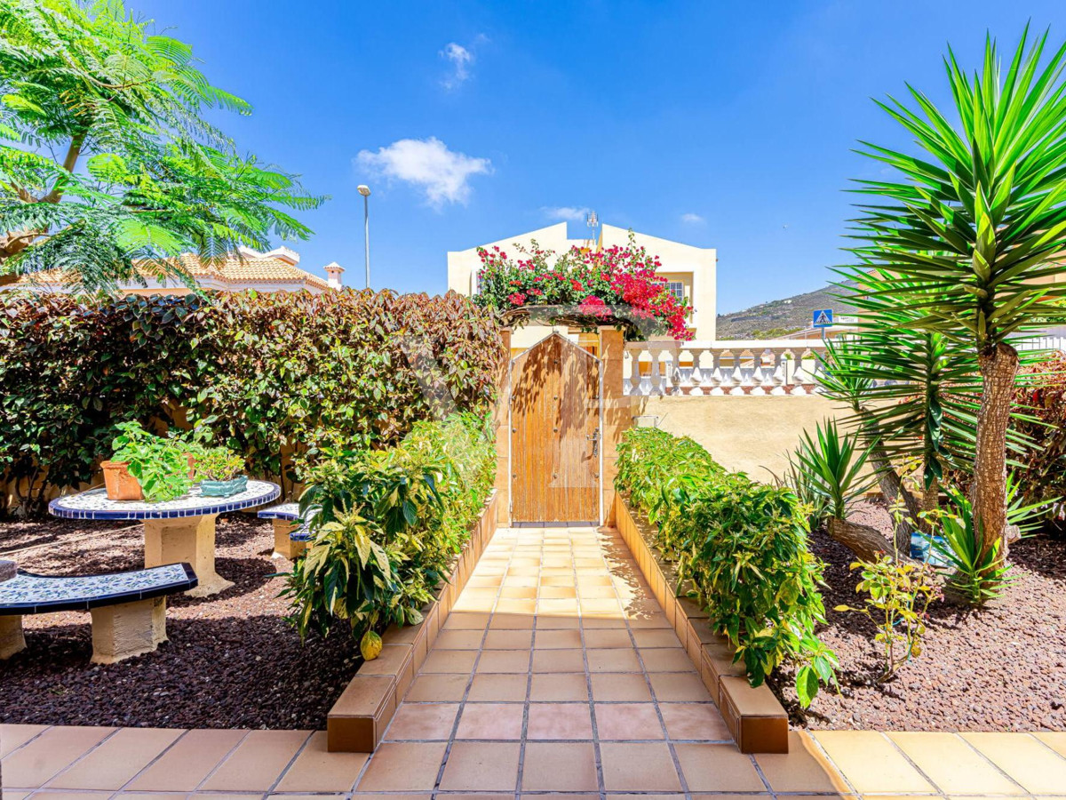 Bonita casa unifamiliar con terraza preciosa en el corazón de Adeje