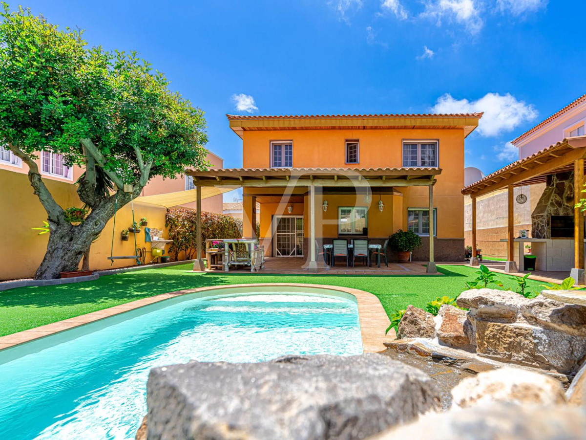 Bonita casa unifamiliar con terraza preciosa en el corazón de Adeje