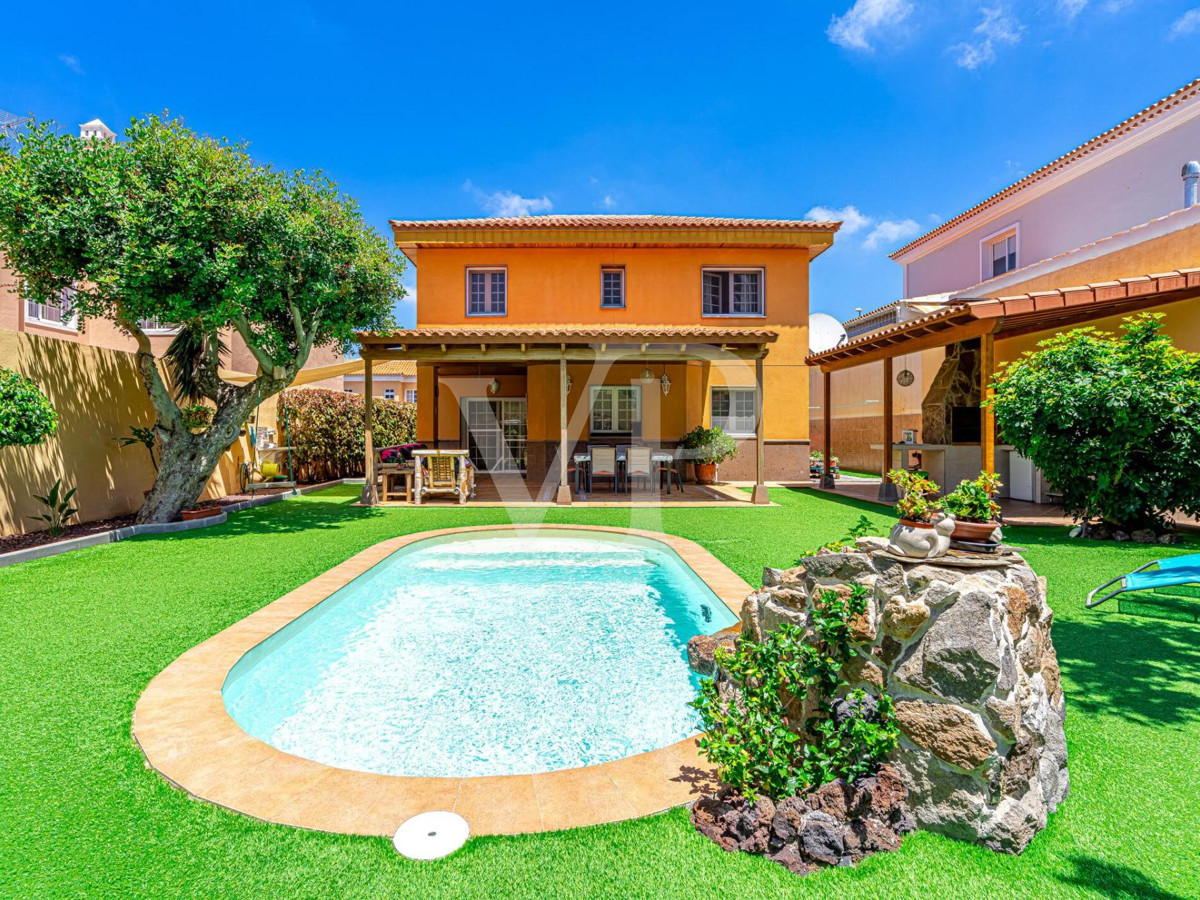 Bonita casa unifamiliar con terraza preciosa en el corazón de Adeje