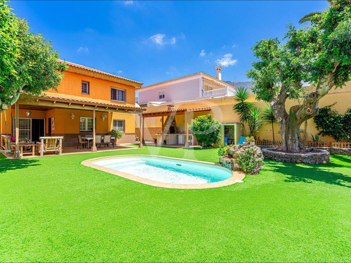 Bonita casa unifamiliar con terraza preciosa en el corazón de Adeje