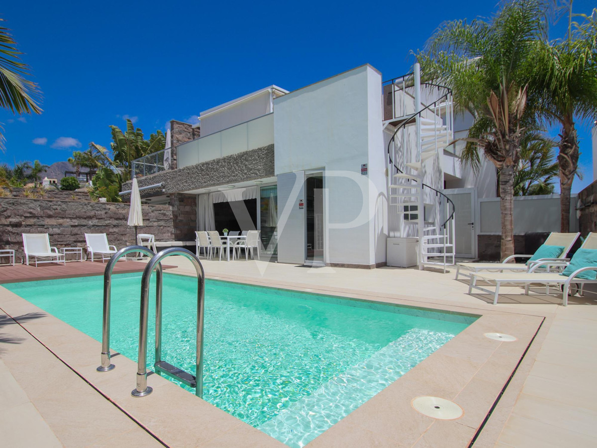 Exclusiva villa moderna con vistas al mar a pocos metros de la playa del Duque