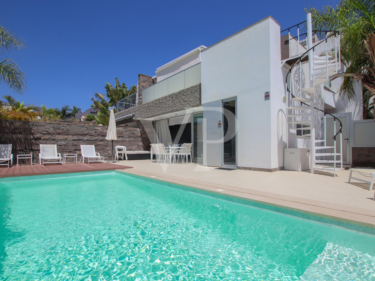 Exclusiva villa moderna con vistas al mar a pocos metros de la playa del Duque