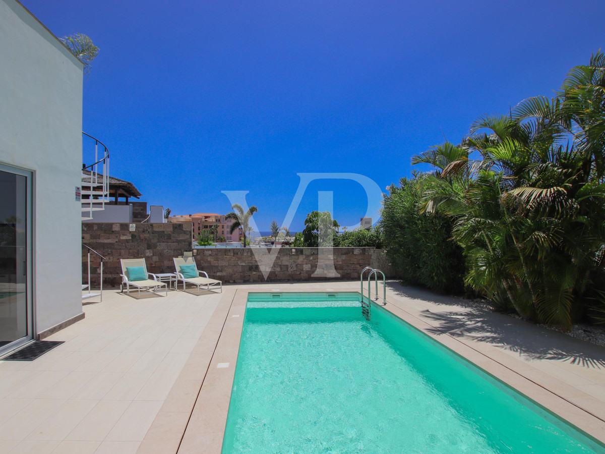 Exclusiva villa moderna con vistas al mar a pocos metros de la playa del Duque