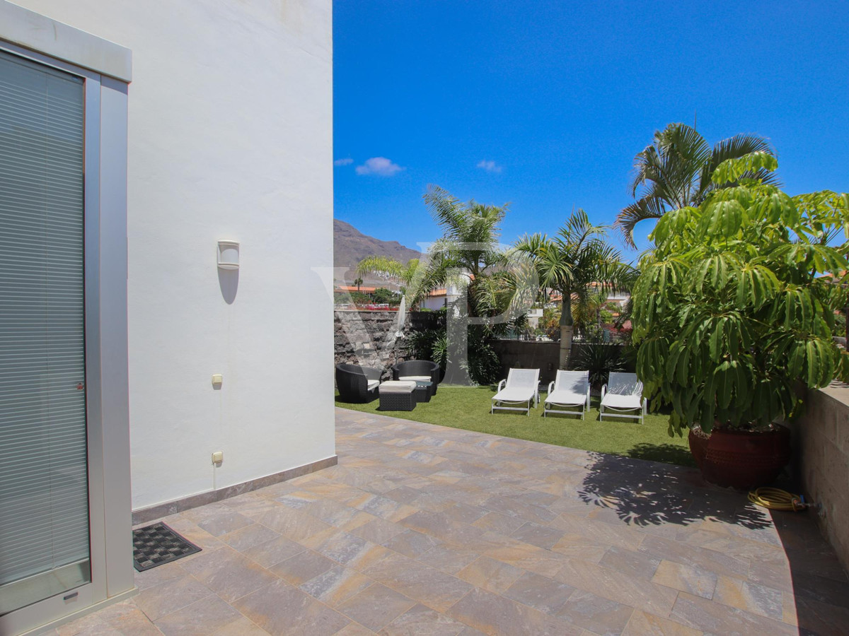 Exclusive modern villa with sea views just a few steps to the beach el Duque