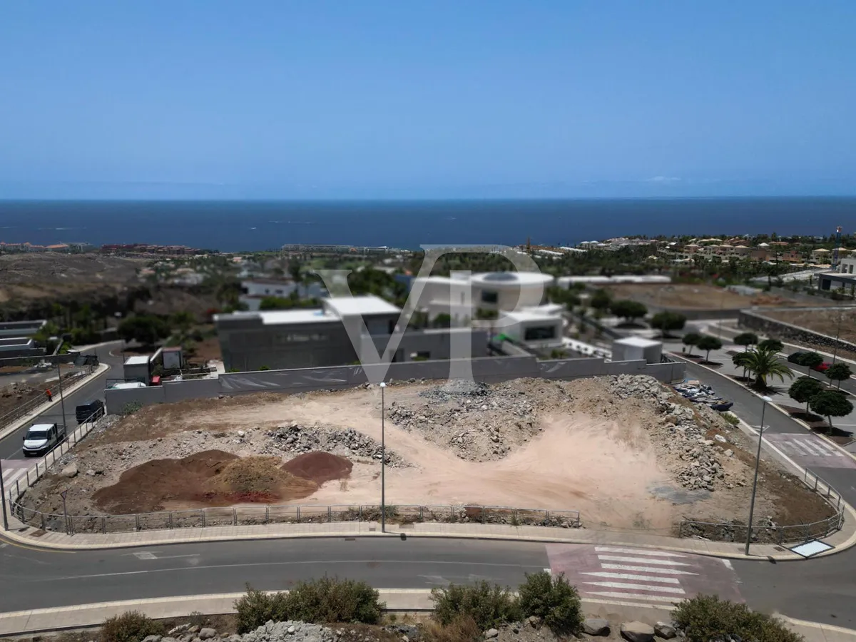 Parcela residencial con licencia y vistas al mar en Golf Costa Adeje
