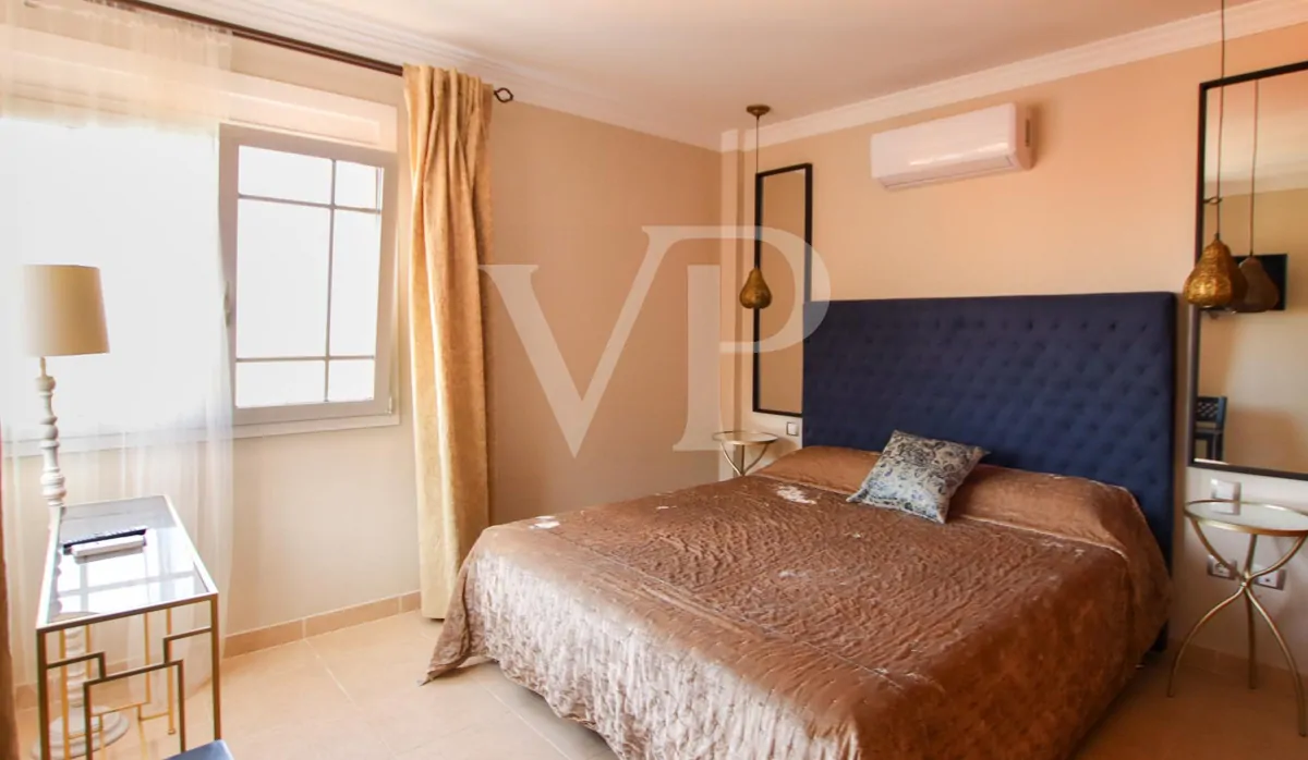 Chalet de esquina con piscina privada en Los Cristianos