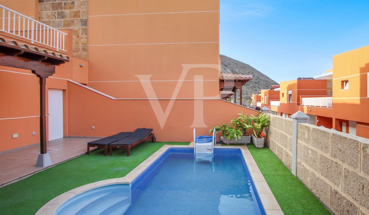 Eck- Doppelhaushälfte mit privatem Pool in Los Cristianos