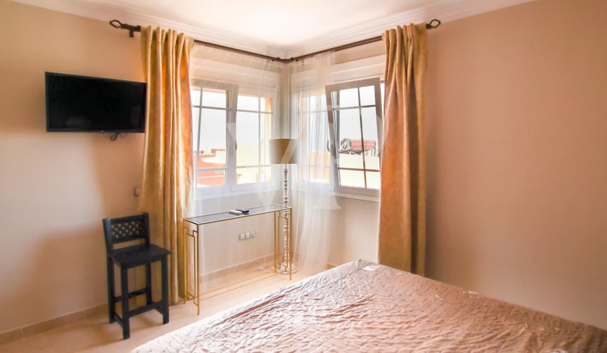 Chalet de esquina con piscina privada en Los Cristianos