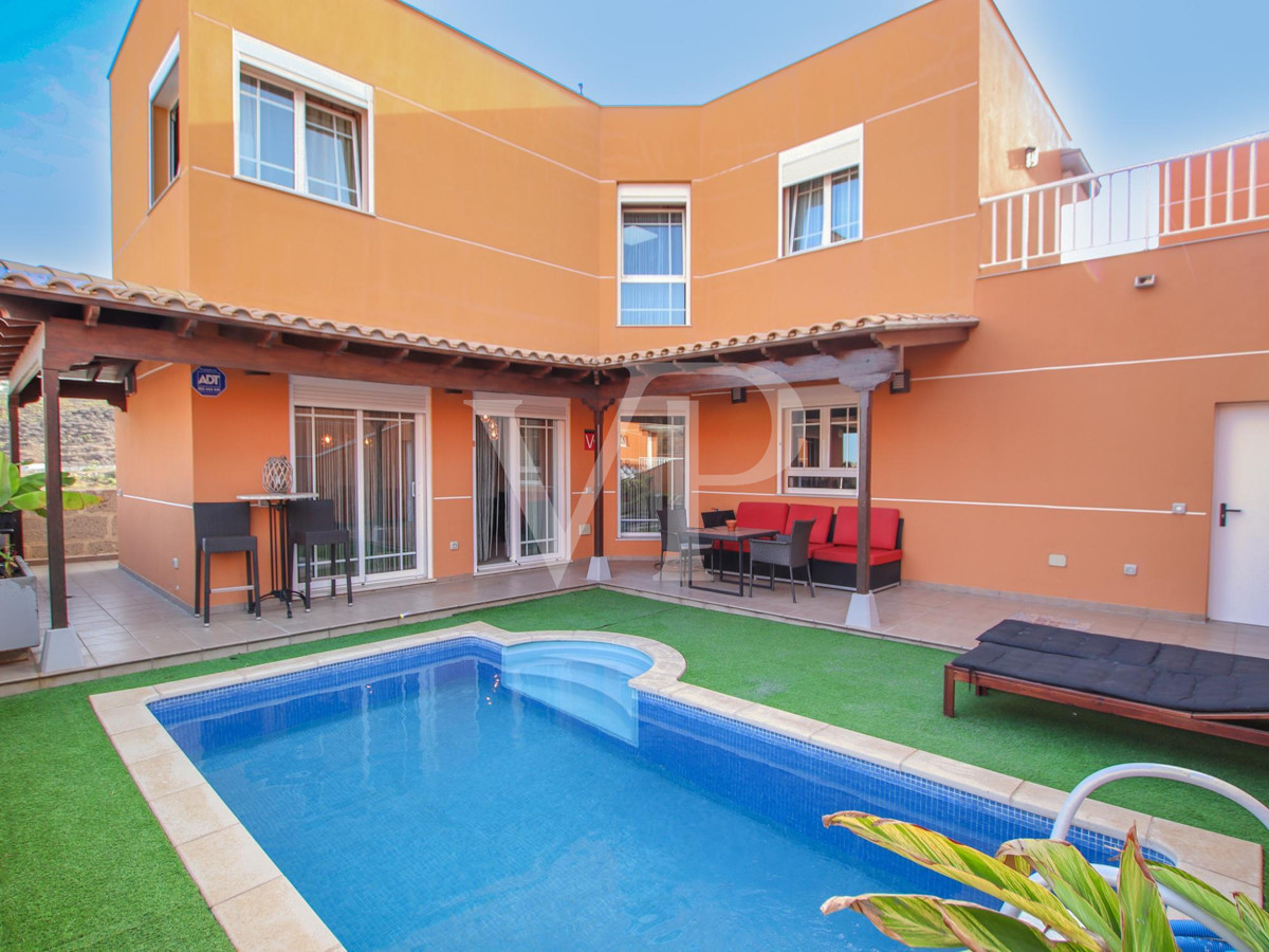 Corner semi-detached house with private pool in Los Cristianos