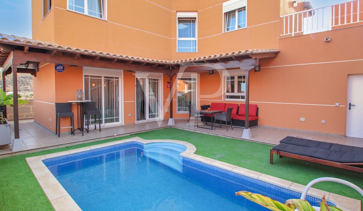 Eck- Doppelhaushälfte mit privatem Pool in Los Cristianos