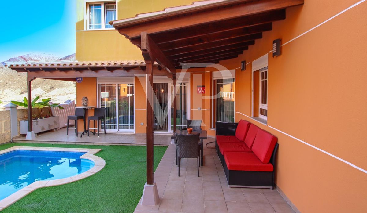 Eck- Doppelhaushälfte mit privatem Pool in Los Cristianos