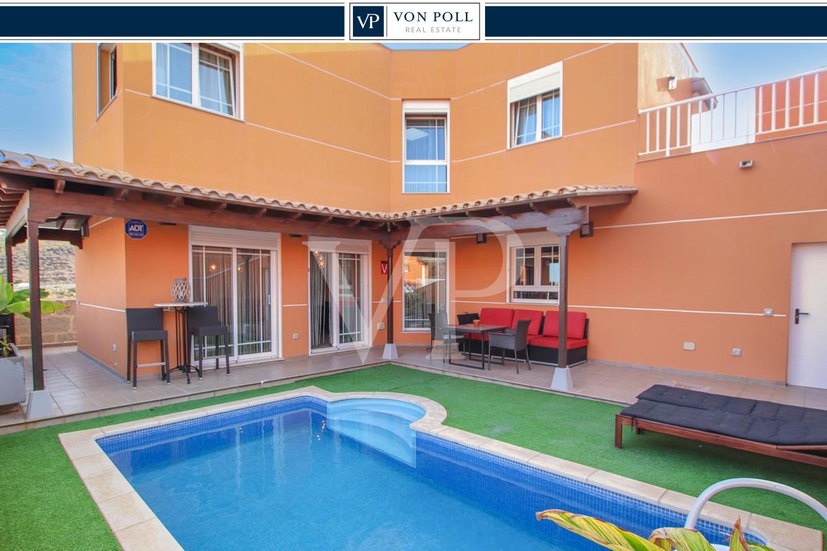 Chalet de esquina con piscina privada en Los Cristianos