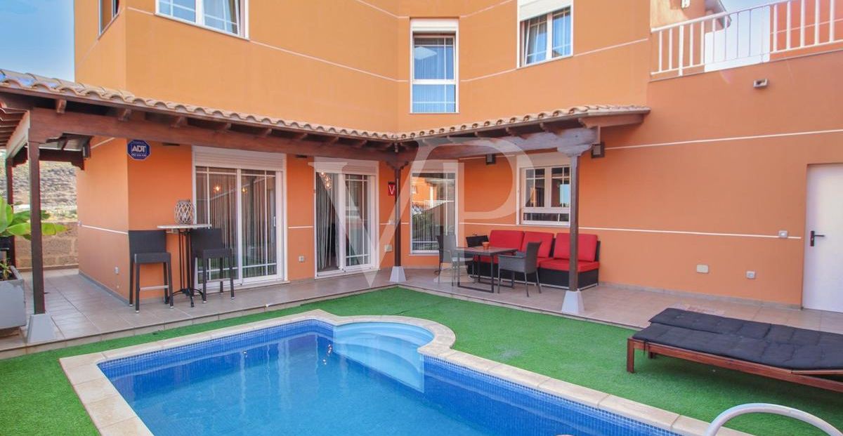 Eck- Doppelhaushälfte mit privatem Pool in Los Cristianos