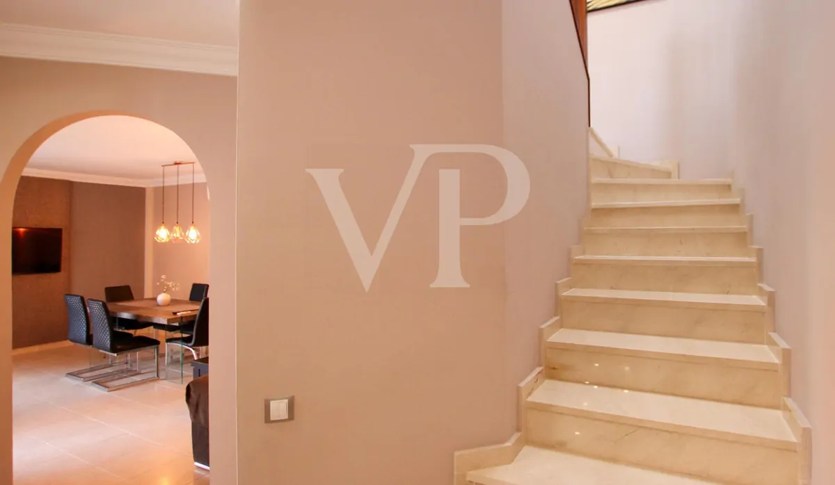 Chalet de esquina con piscina privada en Los Cristianos