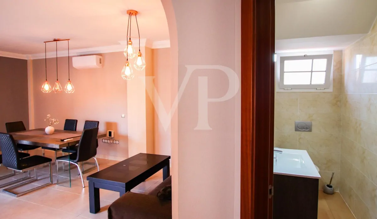 Chalet de esquina con piscina privada en Los Cristianos
