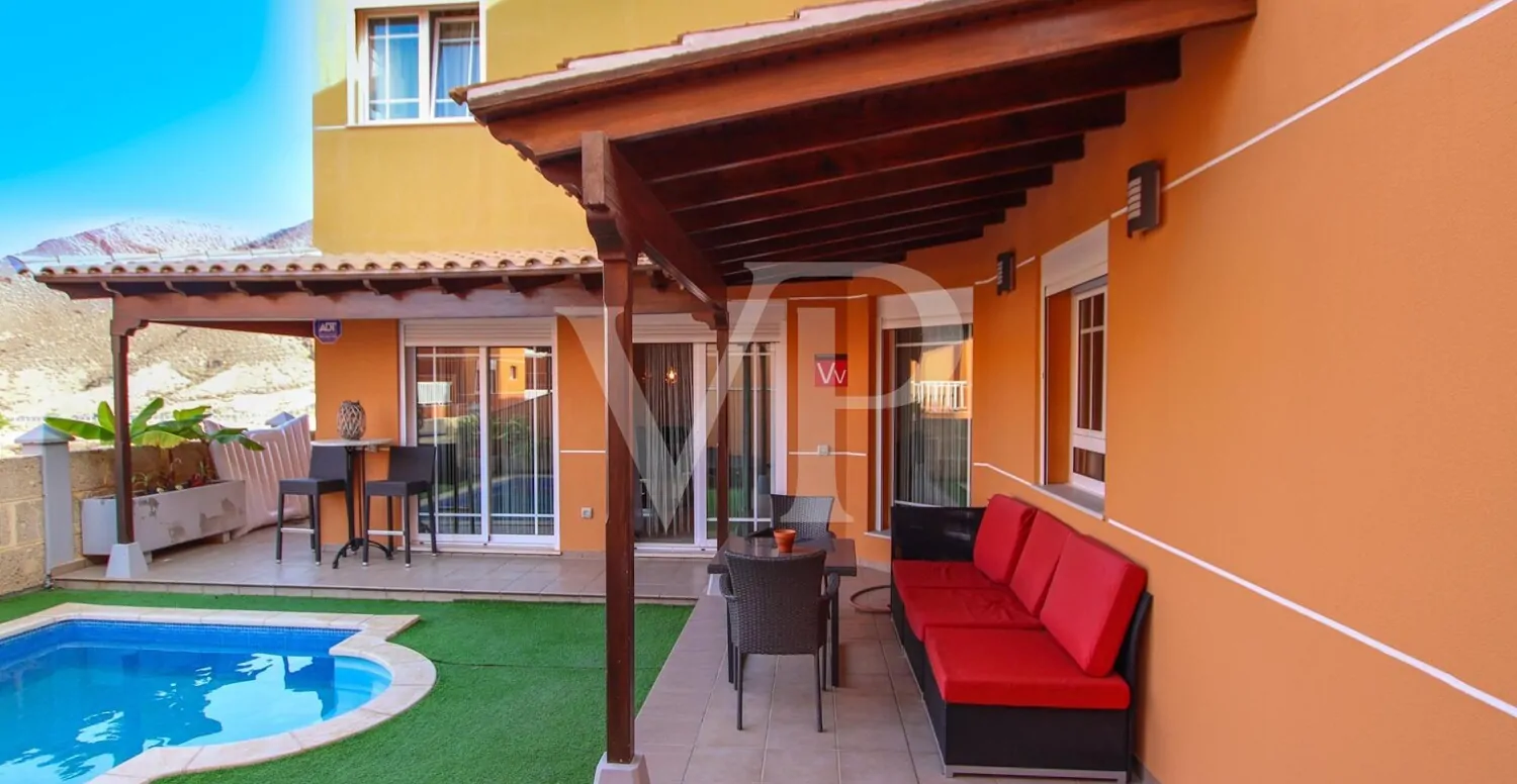 Eck- Doppelhaushälfte mit privatem Pool in Los Cristianos