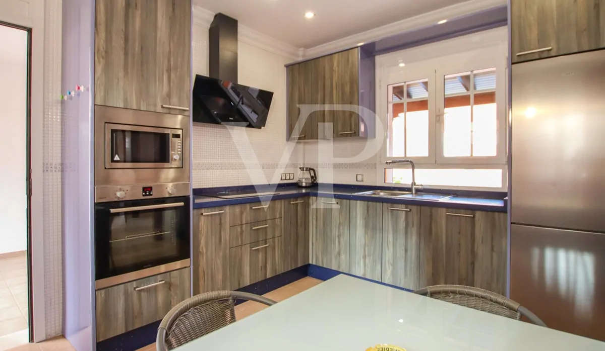 Chalet de esquina con piscina privada en Los Cristianos