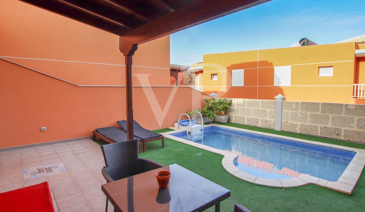 Eck- Doppelhaushälfte mit privatem Pool in Los Cristianos