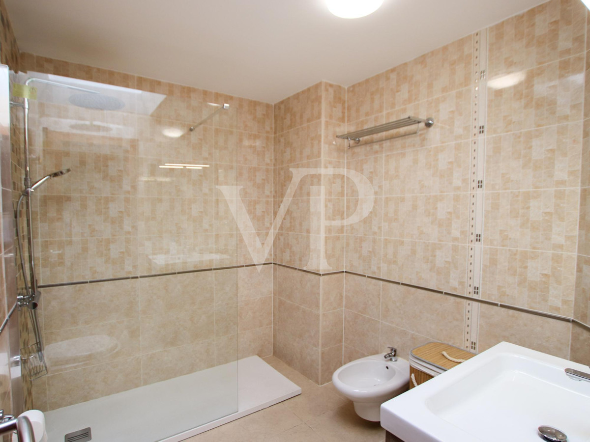 Chalet de esquina con piscina privada en Los Cristianos