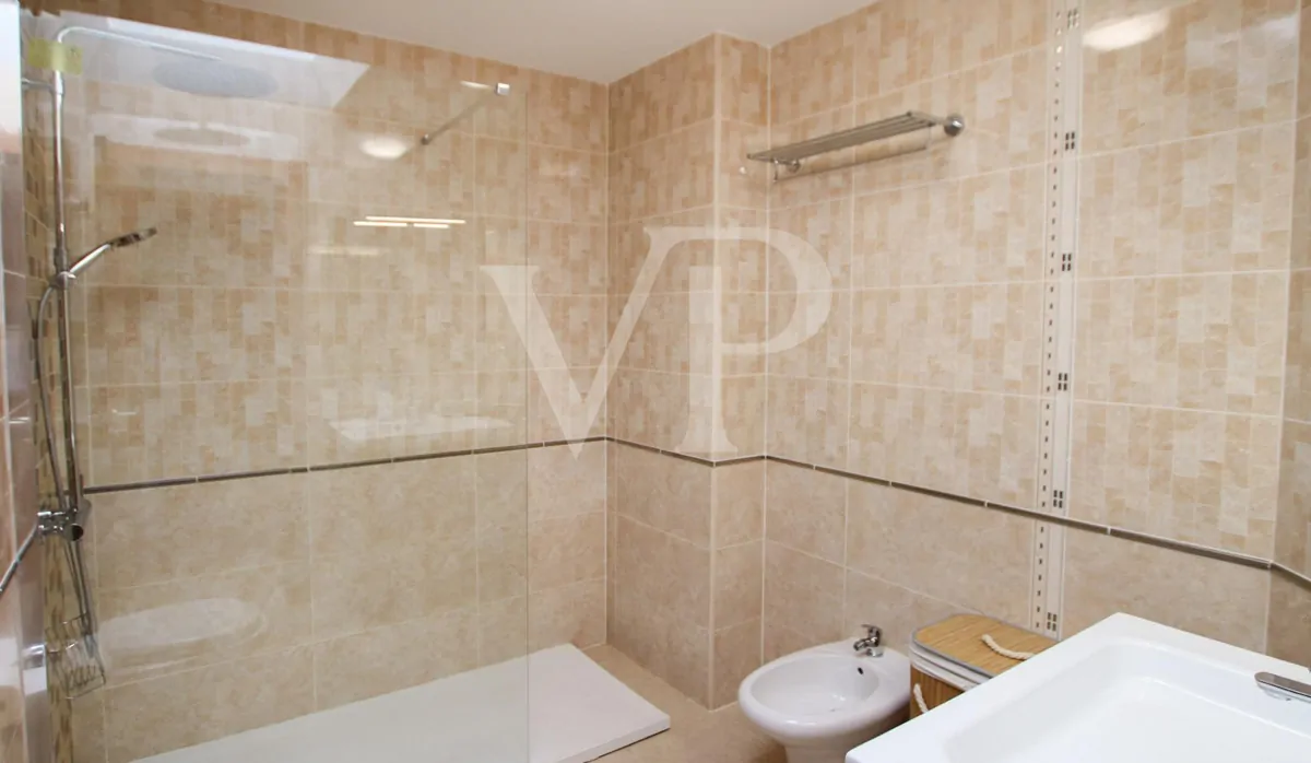 Chalet de esquina con piscina privada en Los Cristianos