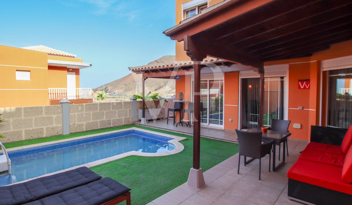 Eck- Doppelhaushälfte mit privatem Pool in Los Cristianos