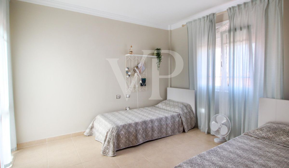 Eck- Doppelhaushälfte mit privatem Pool in Los Cristianos