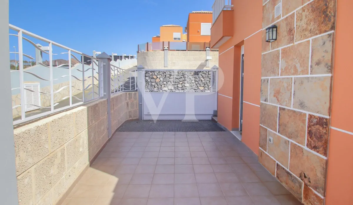 Casa bifamiliare ristrutturata con giardino a Los Cristianos