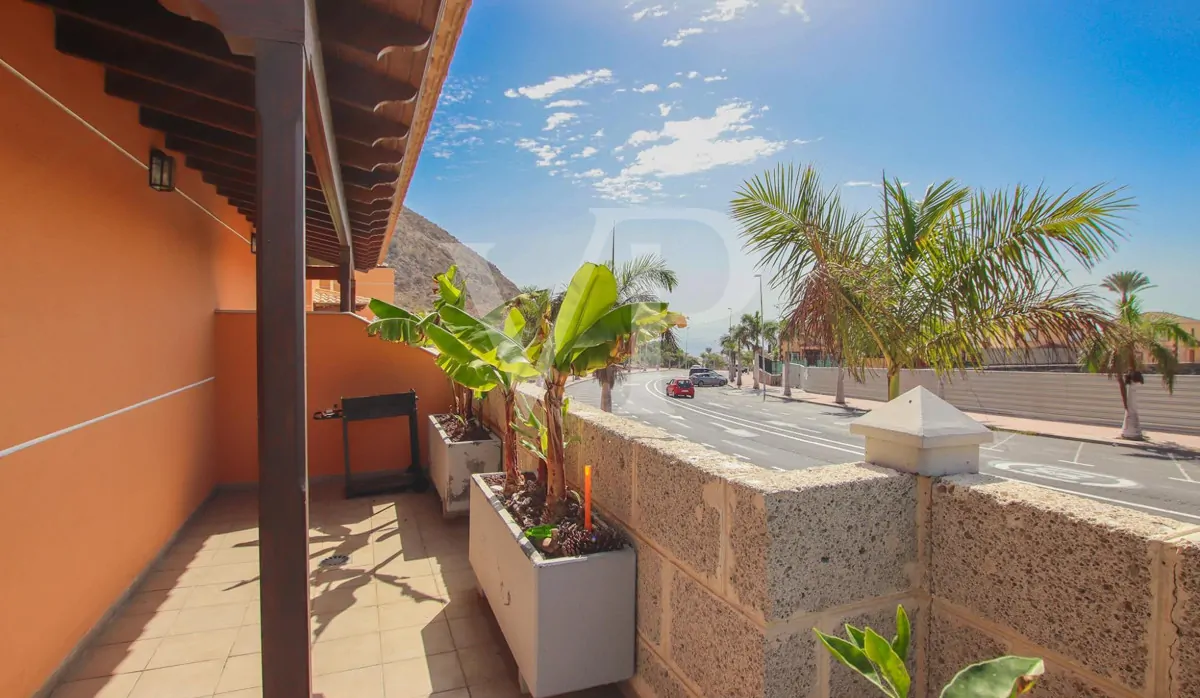 Casa bifamiliare ristrutturata con giardino a Los Cristianos