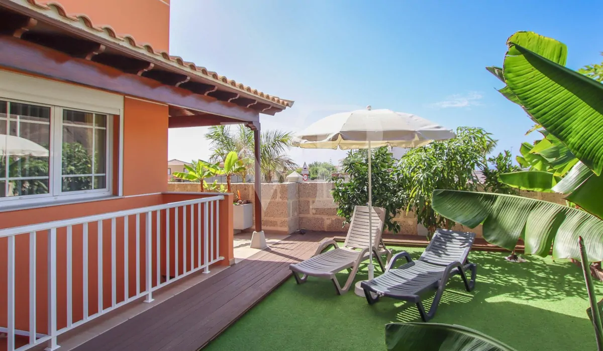 Casa bifamiliare ristrutturata con giardino a Los Cristianos
