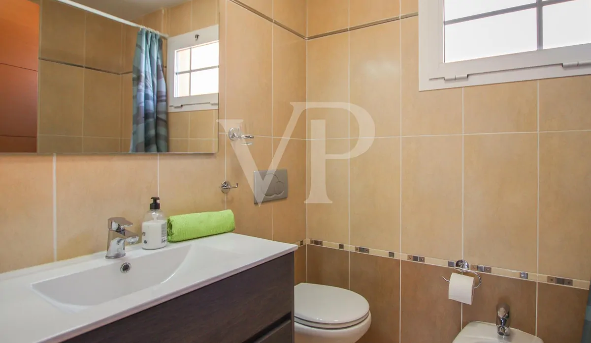 Casa bifamiliare ristrutturata con giardino a Los Cristianos