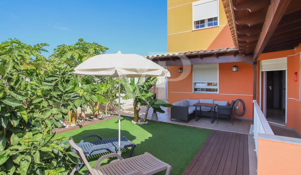 Casa bifamiliare ristrutturata con giardino a Los Cristianos