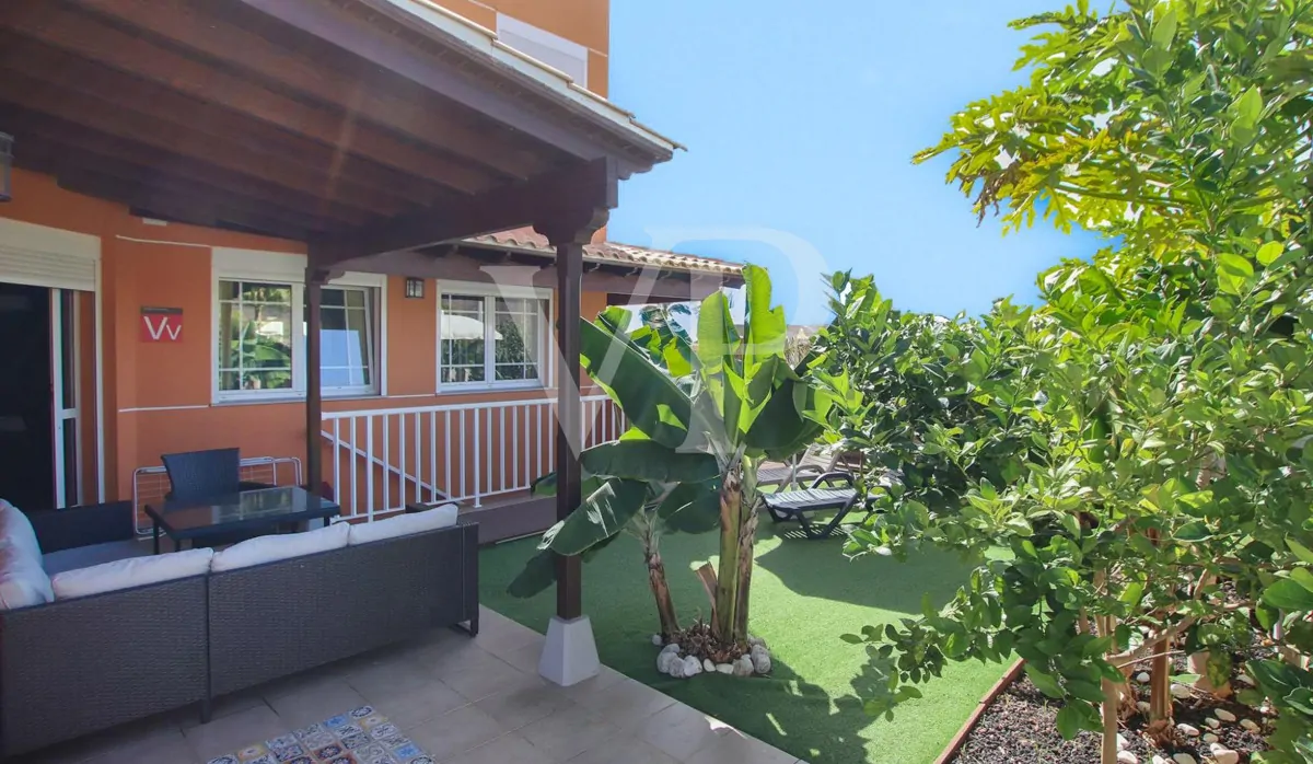 Casa bifamiliare ristrutturata con giardino a Los Cristianos