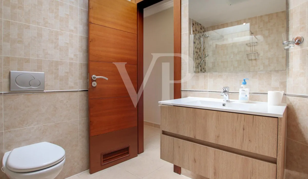 Casa bifamiliare ristrutturata con giardino a Los Cristianos