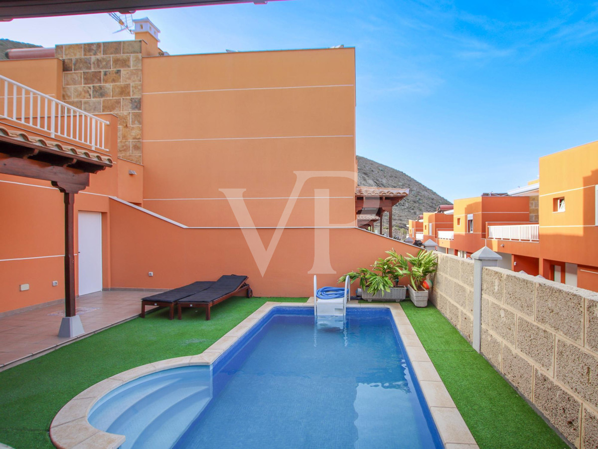 Eck- Doppelhaushälfte mit privatem Pool in Los Cristianos