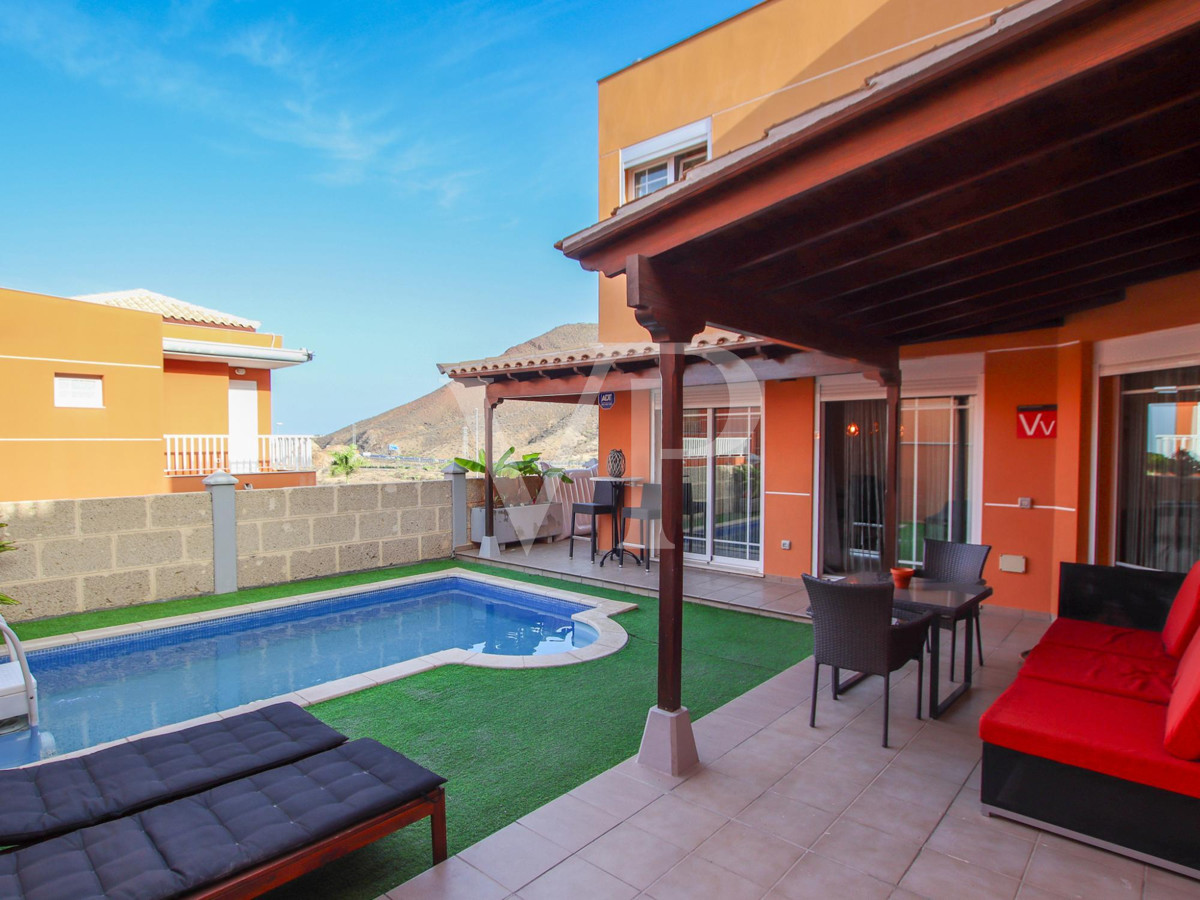 Eck- Doppelhaushälfte mit privatem Pool in Los Cristianos