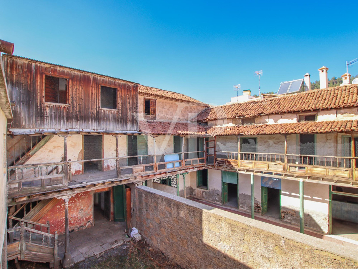 Historisches denkmalgeschütztes Haus zum Sanieren im Zentrum von Vilaflor