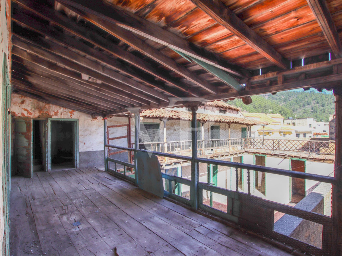 Historisches denkmalgeschütztes Haus zum Sanieren im Zentrum von Vilaflor